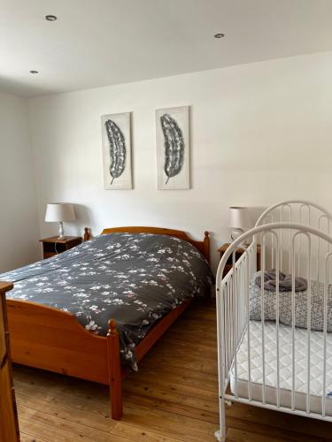 - une chambre avec 2 lits et 3 photos sur le mur dans l'établissement Chez Lulu Maison ville 4 chambres, à Dunkerque