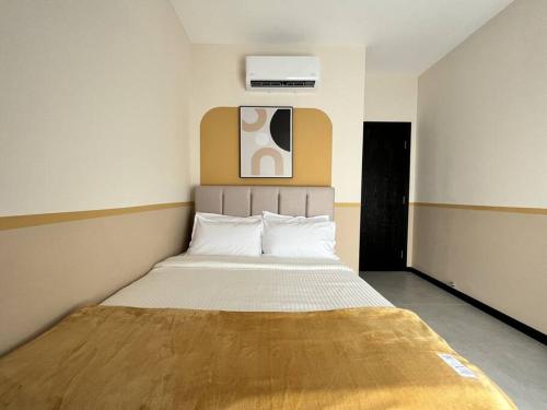 Ένα ή περισσότερα κρεβάτια σε δωμάτιο στο Homey Hideout at Neu Suites
