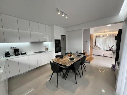 Kuchyň nebo kuchyňský kout v ubytování Elegant Stylish Villas with Shared Pool in Crete