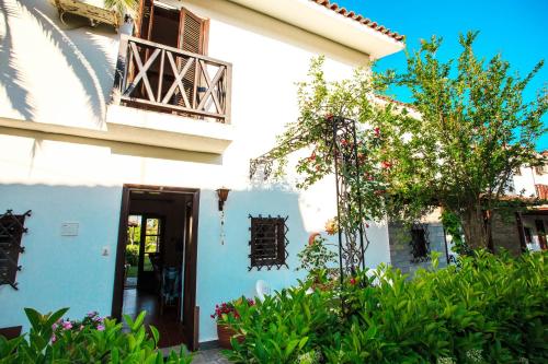 a white house with a door and some plants at Seaside Mikiverna Cozyhome in Kalyves Poligirou