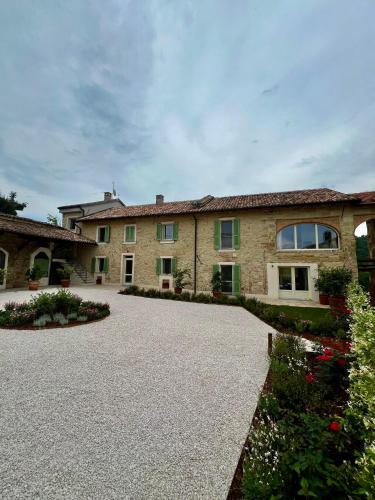 a large brick house with a large driveway at Relais Dal Cavaliere in Castellino