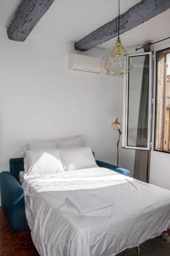 Ένα ή περισσότερα κρεβάτια σε δωμάτιο στο Cosy apartment Right in Cours Mirabeau
