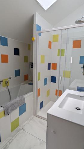 une salle de bain avec une baignoire, un lavabo et une douche dans l'établissement PN 84, Maison 4-6 personnes , jardin , plage et centre ville à 15 min à pied, à Houlgate