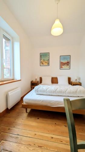 une chambre avec un lit et une chaise dedans dans l'établissement PN 84, Maison 4-6 personnes , jardin , plage et centre ville à 15 min à pied, à Houlgate