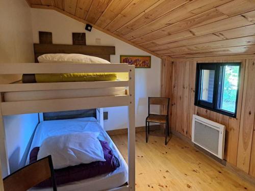 - une chambre avec des lits superposés dans une cabane en bois dans l'établissement La Canopée, à Lit-et-Mixe