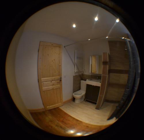 uma pequena casa de banho com lavatório e WC em Le Panorachic em Satillieu