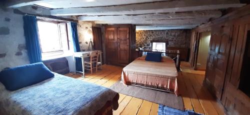 une chambre avec deux lits et une fenêtre dans l'établissement Une maison en pleine nature, à Cubelles