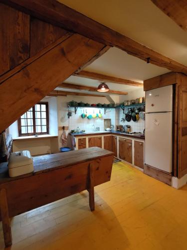 une cuisine avec un banc au milieu d'une pièce dans l'établissement Une maison en pleine nature, à Cubelles