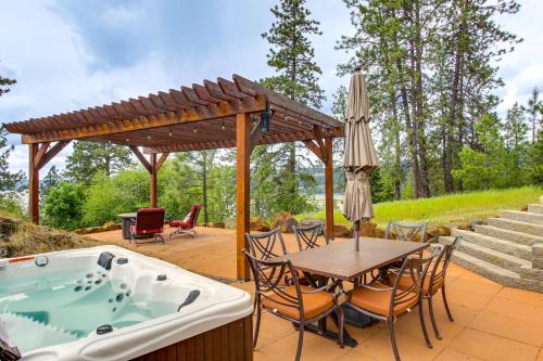 Κήπος έξω από το Summit Solitude Hot Tub and Views in Harrison!