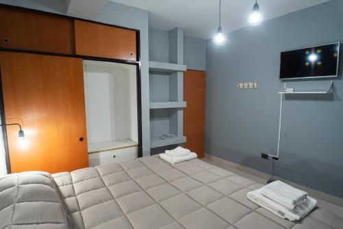 Una habitación con un sofá y un televisor en una habitación. en Departamentos Marilian, en Salta