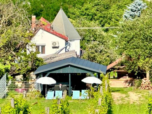 Taman di luar Szent Orbán Panzió - Kutyabarát apartmanok