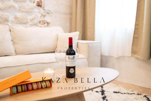 - une bouteille de vin assise sur une table avec un verre dans l'établissement KAZA BELLA - Haut Marais Modern flat with small pool, à Paris