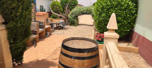 una botte di vino appoggiata sul lato di un patio di CASA RURAL EL TEJAR a San Clemente