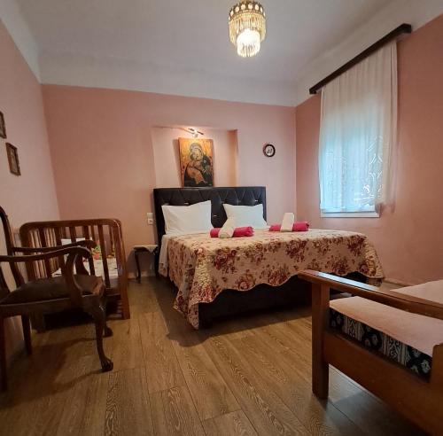 En eller flere senge i et værelse på Meteora Mary's mansion