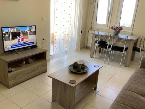 Televízia a/alebo spoločenská miestnosť v ubytovaní Rias Sea View Apartment