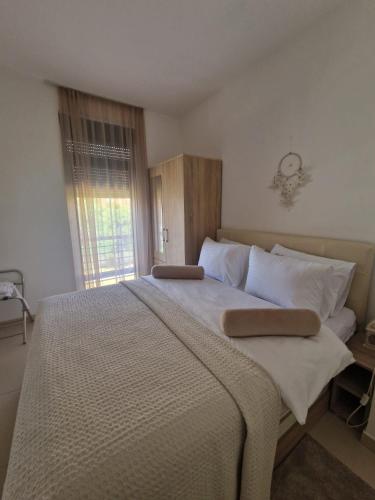 Ένα ή περισσότερα κρεβάτια σε δωμάτιο στο J&A Apartman