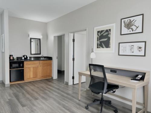 an office with a desk and a chair in a room at Country Inn & Suites by Radisson, Tucson Airport, AZ in Tucson