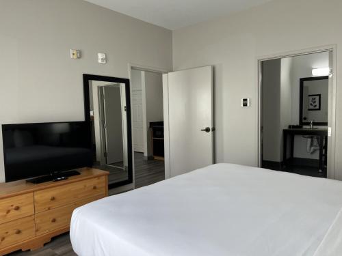a bedroom with a bed and a flat screen tv at Country Inn & Suites by Radisson, Tucson Airport, AZ in Tucson