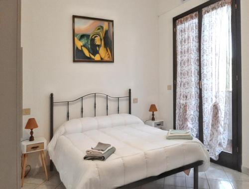 een slaapkamer met een bed en een foto aan de muur bij 2 bedrooms apartement with sea view furnished terrace and wifi at Olbia 5 km away from the beach in Olbia