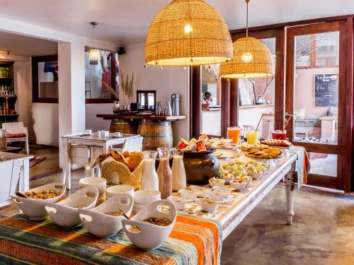 una mesa con tazones y platos de comida. en NOI Casa Atacama, en San Pedro de Atacama
