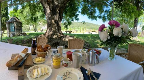 une table avec de la nourriture et des fleurs en haut dans l'établissement Domaine Saint Jean, à Saint-Saturnin-lès-Apt