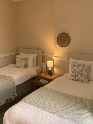 เตียงในห้องที่ Seren Villa