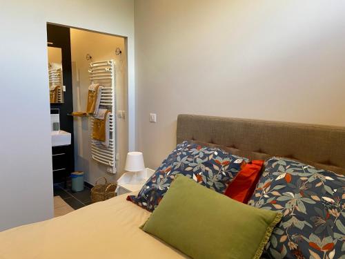 une chambre avec un lit et un miroir dans l'établissement Chambre tout confort avec commodités espace repas wifi parking, à Wimereux