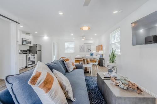 Una sala de estar con un sofá azul y una mesa. en Modern Studio Near Lake Lewisville Fire Pit & Pets OK by Vacation Your Way, en Little Elm