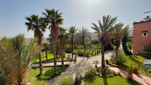 Taman di luar Kasbah de Talamanzou