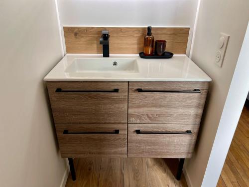 un meuble-lavabo avec lavabo dans une pièce dans l'établissement Le Verde, à Melun
