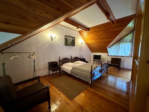 a bedroom with a bed and a table and chairs at Casa Edelweiss in Sinaia