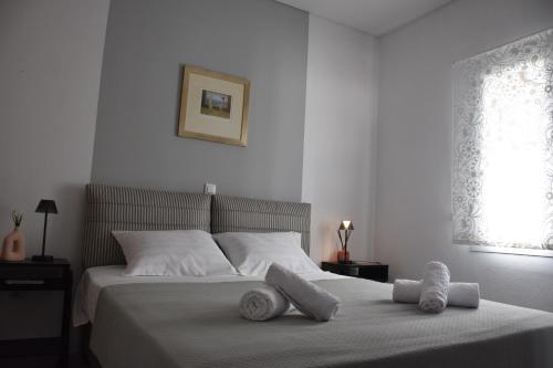 une chambre avec un lit avec deux ours en peluche dessus dans l'établissement Bleu soleil, à Náoussa