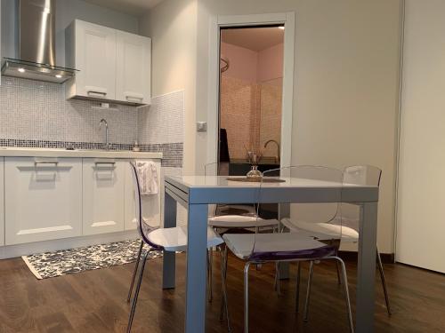 - une cuisine avec une table bleue et des chaises dans l'établissement Un nido a Versailles, à Versailles