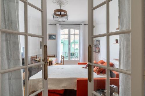 une chambre avec un lit à travers une porte dans l'établissement Chic 1BD Apartment with Balcony Picpus, à Paris