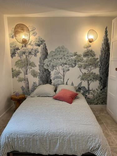 une chambre avec un lit avec un oreiller rouge dessus dans l'établissement Nid douillet Cosy T2 quartier haut centre-ville, à Sète