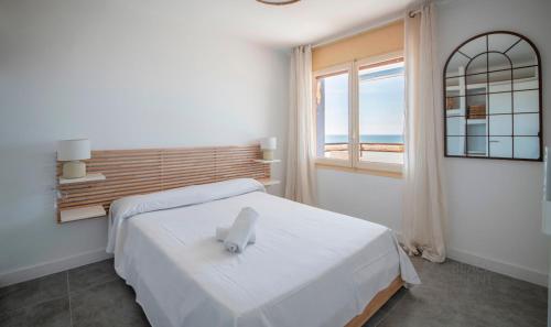 Postel nebo postele na pokoji v ubytování R154 Apartamento Frente al Mar en Coma-Ruga 3