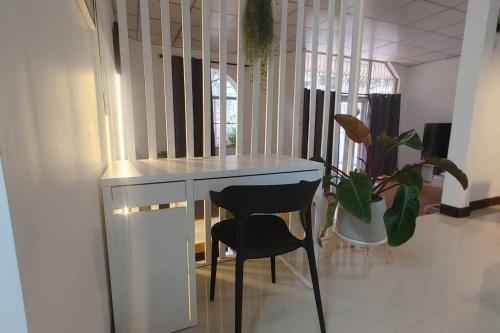 a table and a chair in a room at 曼谷辉煌 旺中带静 带庭院的3个房间独立别墅 in Bang Rak