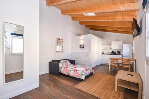 uma sala de estar com uma cama e uma mesa em Acogedora Suite con entrada independiente em Masnou