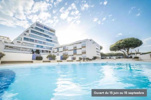 une grande piscine devant un immeuble dans l'établissement T3- un Oasis rénové et climatisé au centre de LGM, à La Grande Motte