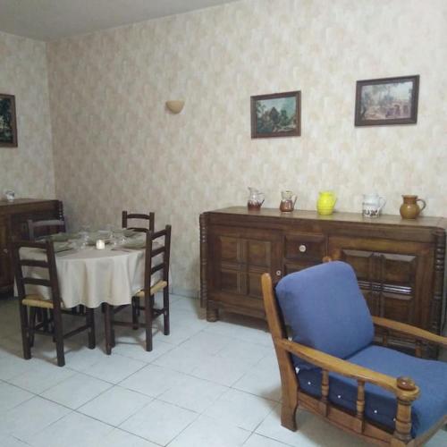 une salle à manger avec une table et une chaise bleue dans l'établissement Le Despeyrous gite en ville, à Beaumont-de-Lomagne