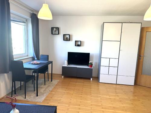 een woonkamer met een tafel en een televisie bij Speising in Wenen