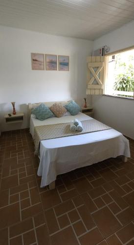 a bedroom with two beds and a window at Sunset Flats - Aconchengante Flat na Rua Pituba bem perto das Praias Urbanas! Itacare BA - PIT 1 in Itacaré