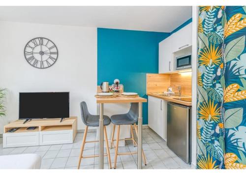 - une cuisine avec une table et deux chaises dans une pièce dans l'établissement Studio moderne et cosy à 700m de la gare, à Grenoble