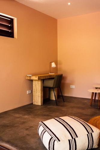 a room with a desk and a table and a chair at Naturescape Villa Bliss - Sint Michiel in Sint Michiel