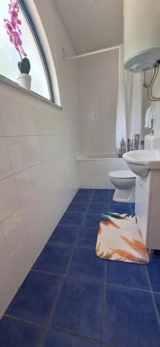 a bathroom with a sink and a toilet at Apartmani Grubiša in Drvenik