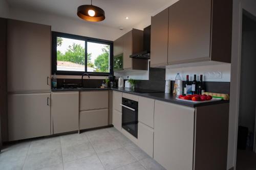 Kuchyň nebo kuchyňský kout v ubytování Maison St Brice Terrasse lits en 160 Confortable