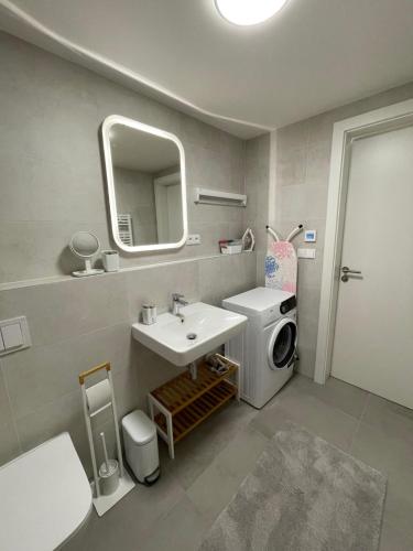 Koupelna v ubytování H52 Apartments