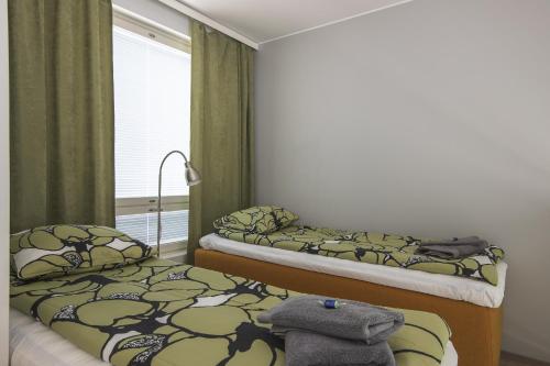 Ydinkeskustassa saunallinen loft huoneisto tesisinde bir odada yatak veya yataklar