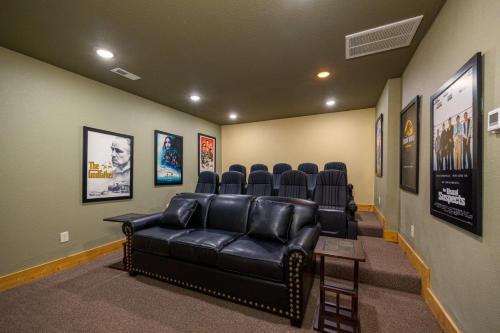 a waiting room with a leather couch and chairs at Mountain Palace by Eden Crest in Gatlinburg