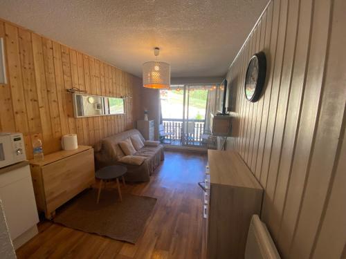 un salon avec un canapé et une table dans l'établissement La casa de la foux a proximité des pistes vue montagne 6 personnes Max, à Allos